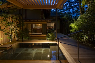 $BFC=8!?O7J^N94[$K?7$?$J2ACM$r?a$-9~$`(B